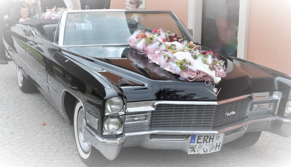 Auffallender Autoschmuck für ein auffallendes Fahrzeug. Vintagefarbene Blumenauswahl arrangiert in ein roséf. Aludrahtkissen