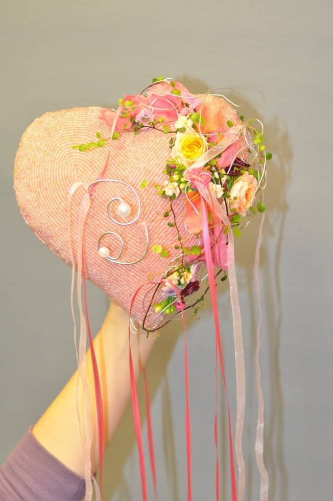 Geschmücktes Ringkissen in Herzform