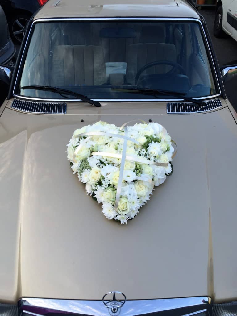 Herz mit weißen Rosen und Chrysanthemen