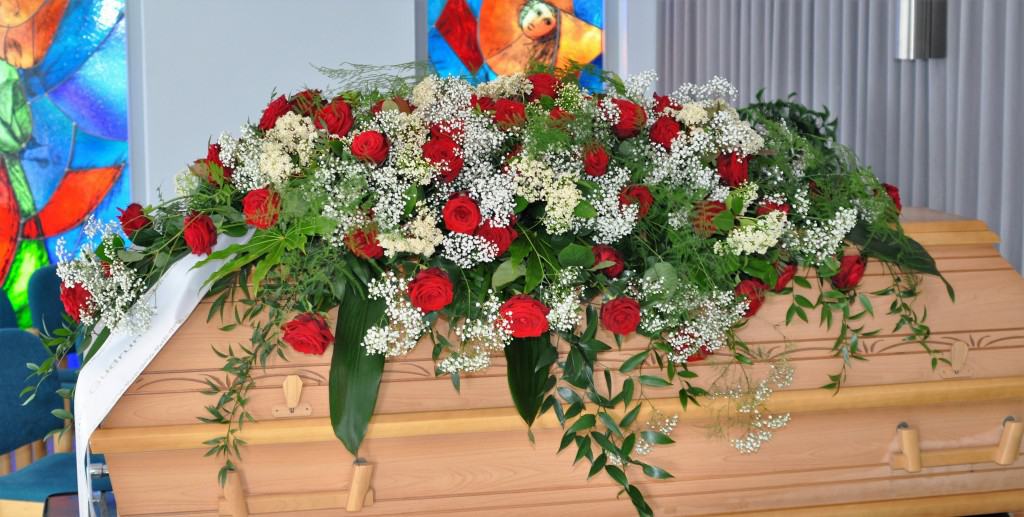 Klassisches Sargbukett mit roten Rosen und weiß-grünem Beiwerk